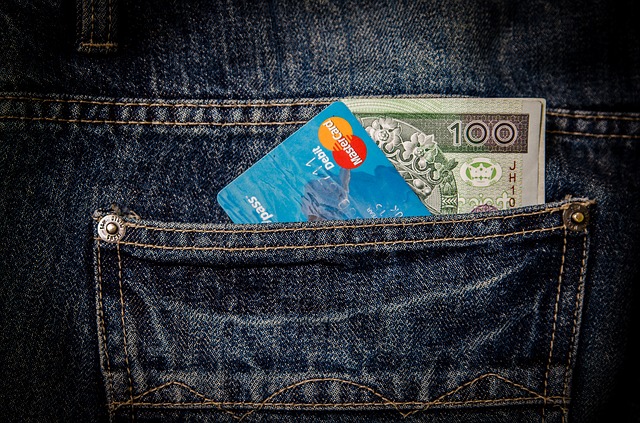 bankovka s kartou v kapse