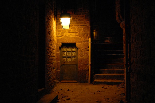 lampa nad dveřmi.jpg