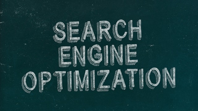bílý nápis „search engine optimalization“ na černém pozadí